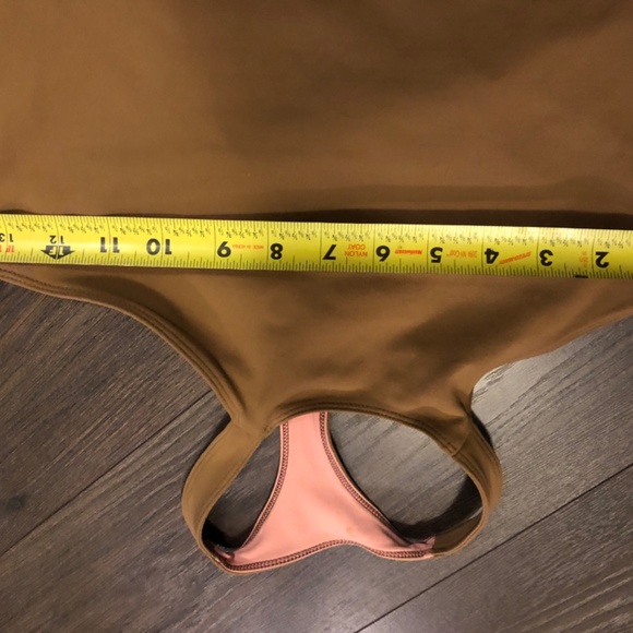 Lululemon keyhole halter tank in brown with pale pink lining - Picture 4 of 8